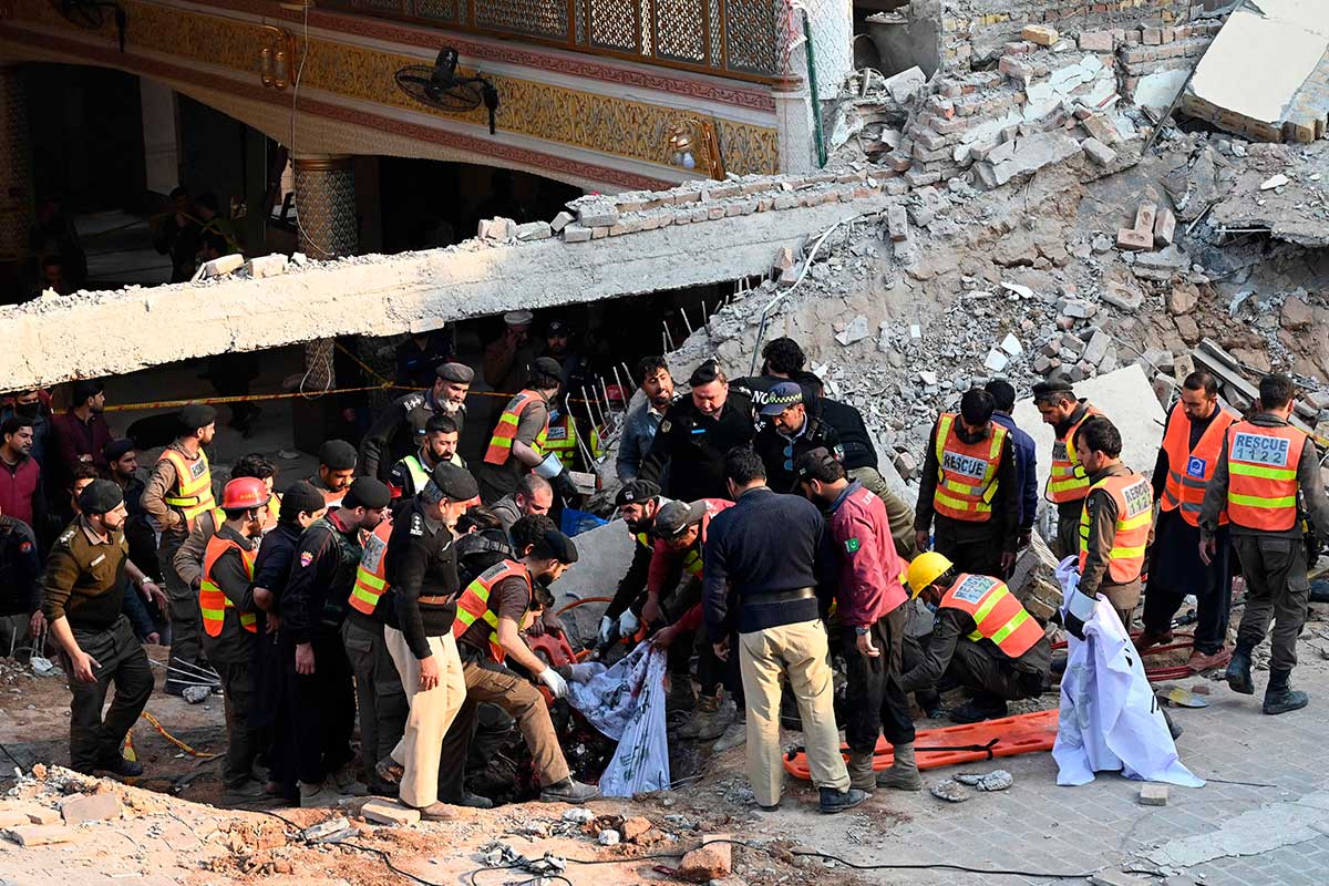 socorristas_trabajan_en_larecuperacion_de_cuerpos_pakistan.jpg
