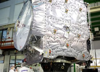 Ingenieros trabajan alrededor de la sonda europea JUICE en Toulouse, Francia, el 20 de enero de 2023. Foto: AFP.