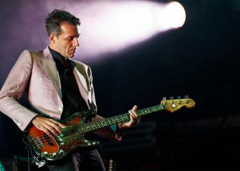 Steve Mackey, bajista del grupo Pulp. Foto: AFP.