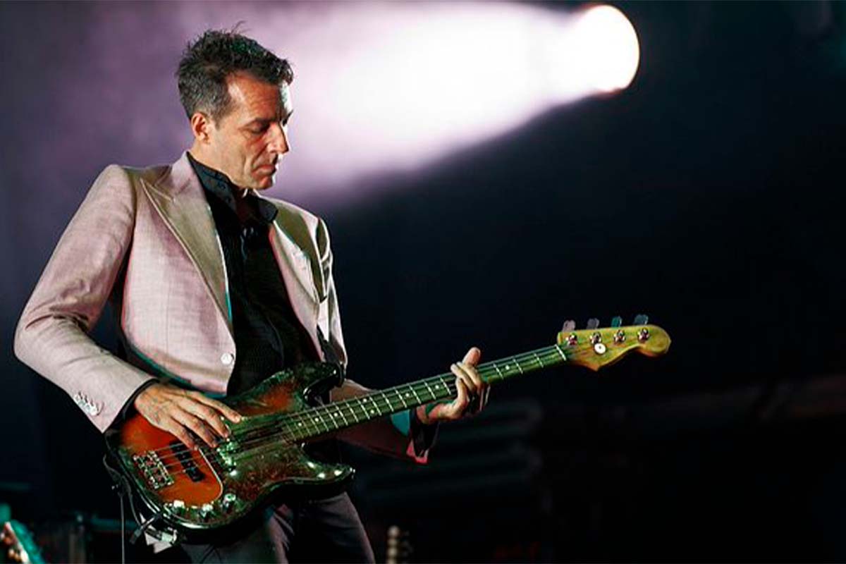 Steve Mackey, bajista del grupo Pulp. Foto: AFP.