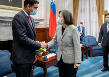 La presidenta de Taiwán Tsai Ing-wen tras reunirse con legisladores norteamericanos de visita en la isla del sudeste asiático. Foto: AFP.