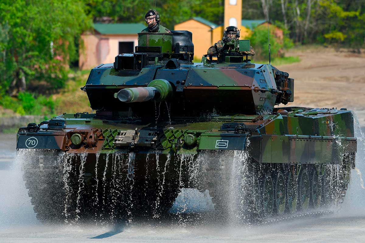 tanque_leopard_con-soldados_alemanes.jpg