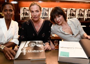 La modelo alemana Tatjana Patitz (centro), acompañada por Karena Alexander y Milla Jovovich, en el lanzamiento de un libro el 20 de septiembre de 2016 en Los Ángeles, California. Foto: AFP.