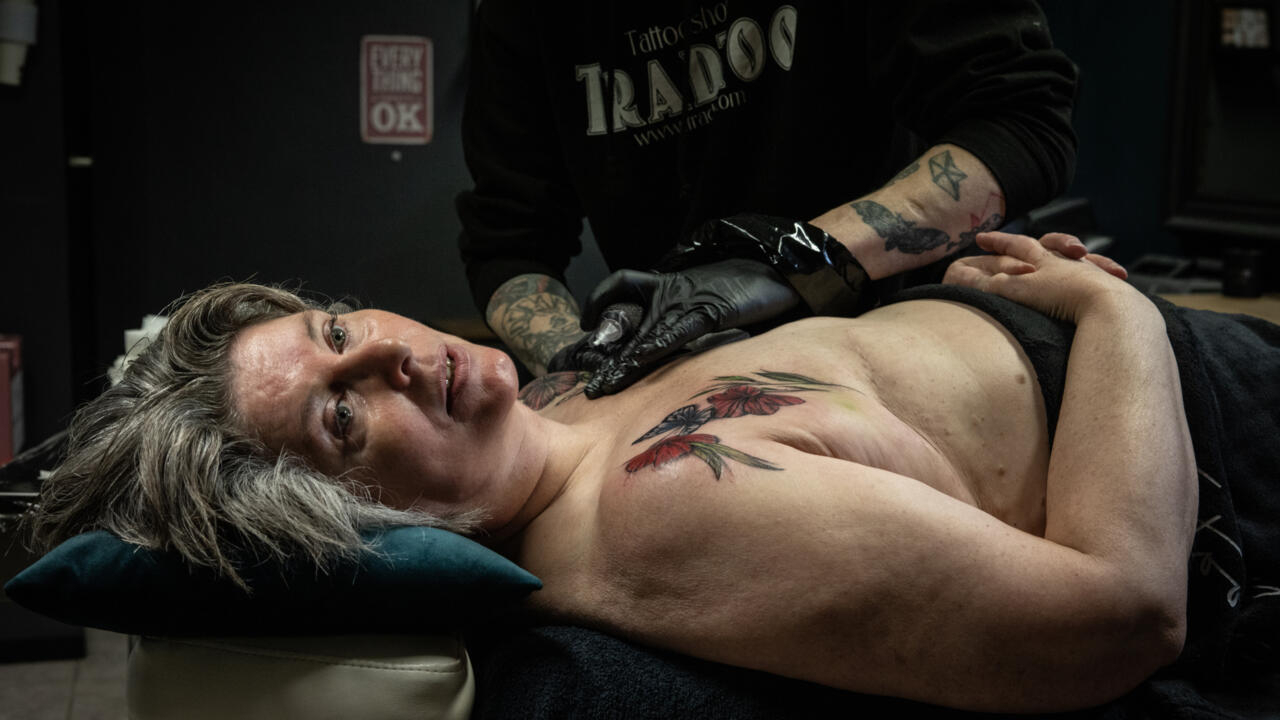 Jacqueline van Schaik, superviviente de un cáncer de mama, se tatúa las cicatrices de su doble masectomía el 10 de enero de 2023 en un estudio en la ciudad holandesa de Lelystad. Foto: AFP.