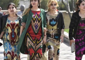 El tayiko es la ropa tradicional para mujeres de Tayikistán. Foto: AFP