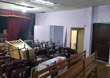 Así se encuentra el Teatro de Cámara de la ciudad de El Alto, como depósito. Foto: Boris Chuquimia.