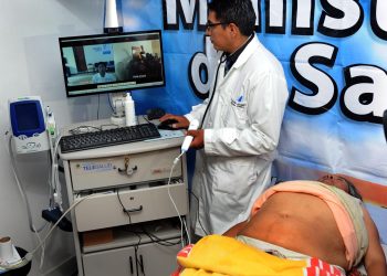 Una paciente realiza una consulta a través de Telesalud. Foto: Archivo