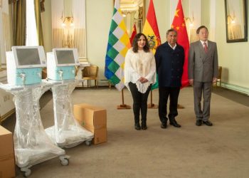 China entrega equipos para las salas de Unidad de Terapia Intensiva. Foto: Cancillería de Bolivia