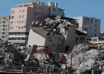 Unas las cientos de construcciones que colapsaron luego de los terremotos en Turquía. Foto: AFP