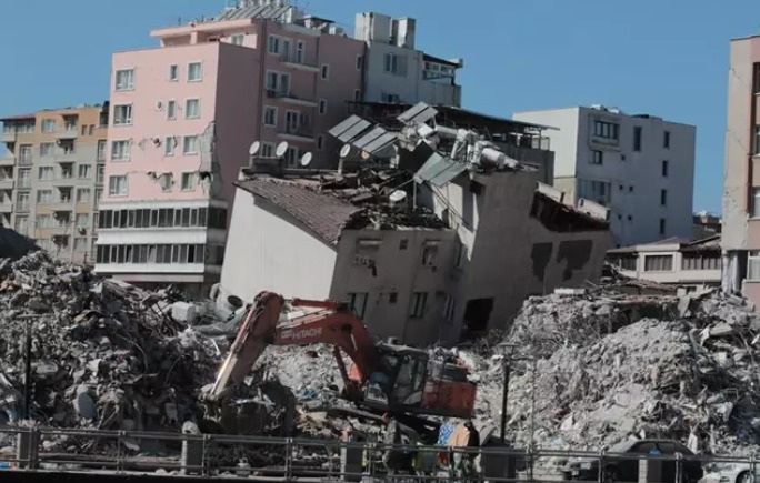 Unas las cientos de construcciones que colapsaron luego de los terremotos en Turquía. Foto: AFP