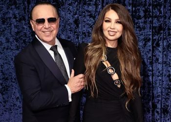El productor musical Tommy Mottola y su esposa, la cantante mexicana Thalía. Foto: AFP.