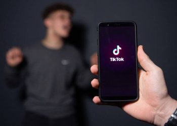 Un reto viral realizado en la plataforma de videos Tik Tok ocasionó la intoxicación de ocho personas. Foto: RT.