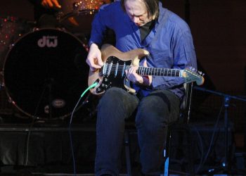 Tom Verlaine, durante un actuación el 13 de febrero de 2008 en Nueva York. Foto: AFP.