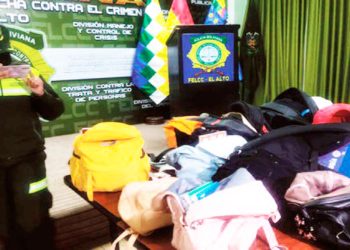 Los menores de edad estaban con sus mochilas.