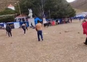 El Waca Anta es la tradicional corrida de toros en Caquiaviri. Foto: Captura