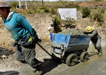 Trabajadores mineros extraen el mineral del socavón.