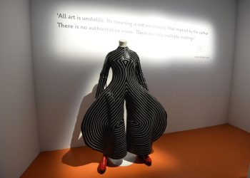 Uno de los trajes más icónicos de David Bowie. Foto: AFP