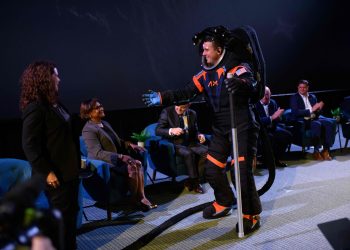 El traje espacial de nueva generación diseñado por la compañía aeroespacial privada Axiom Space. Foto: AFP