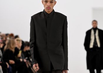 La nueva moda masculina se refleja en el desfile Givenchy en París, el 18 de enero de 2023. Foto: AFP.