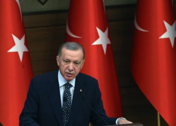 El presidente Recep Tayyip Erdogan da un discurso en el complejo presidencial de Ankara, sobre la situación de Suecia y su adhesión a la OTAN. Foto: AFP.