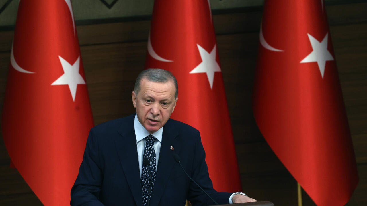 El presidente Recep Tayyip Erdogan da un discurso en el complejo presidencial de Ankara, sobre la situación de Suecia y su adhesión a la OTAN. Foto: AFP.