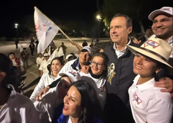 Tuto promete a migrantes bolivianos un país seguro al que regresar