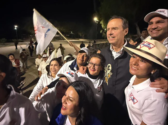 Tuto promete a migrantes bolivianos un país seguro al que regresar