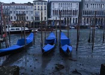 Venecia alcanzó ayer un nuevo mínimo de 'low water', con una medida de -70 centímetros sobre el cero marea. Foto: AFP.