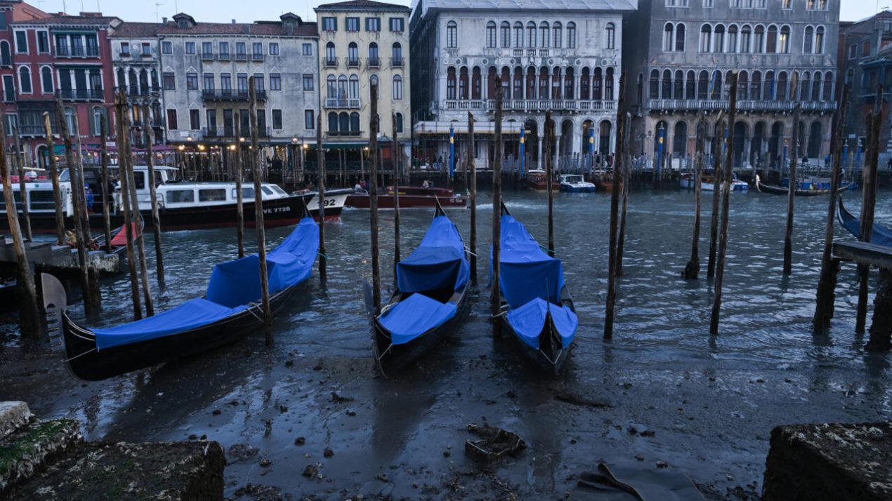 Venecia alcanzó ayer un nuevo mínimo de 'low water', con una medida de -70 centímetros sobre el cero marea. Foto: AFP.