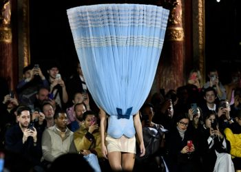 Desfile de la casa Viktor & Rolf durante la Semana de la Alta Costura de París, el 25 de enero de 2023. Foto: AFP.