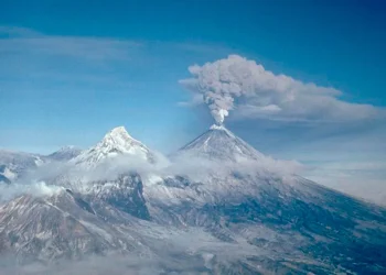 Un volcán entra en erupción en Rusia tras el terremoto