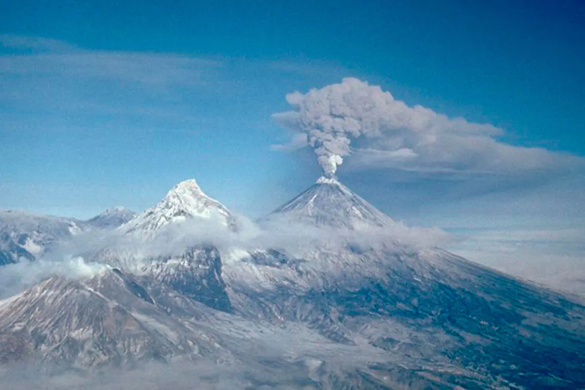 Un volcán entra en erupción en Rusia tras el terremoto