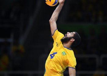El voleibolista brasileño Wallace Leandro de Souza sirve en el partido ante Italia por la medalla de oro de los Juegos Olímpicos de Rio, el 21 de agosto de 2016. Foto: AFP.