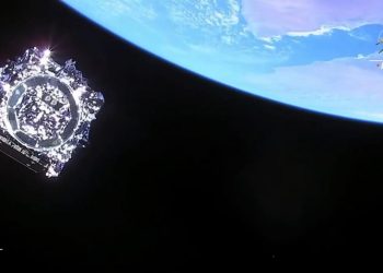 En esta imagen fija de una transmisión de televisión de la NASA, el telescopio espacial James Webb se separa del cohete Ariane 5 de Arianespace después de su lanzamiento en 2021. Foto: AFP.