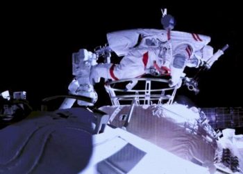 Primera caminata espacial de astronautas de estación china