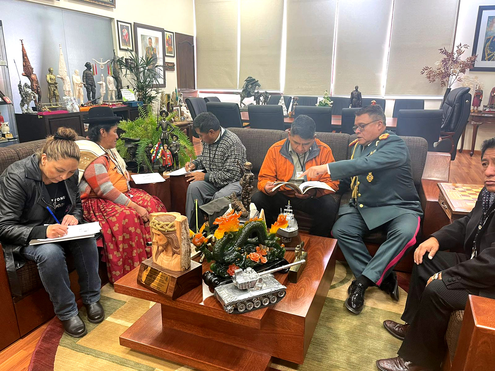 Familiares de los cadetes accidentados se reunieron ayer con el Comandante General del Ejército.