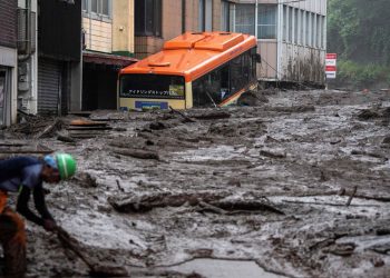 Dos muertos y una veintena de desaparecidos en Japón por deslizamiento de tierra