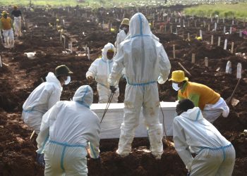 El COVID-19 deja récords de muertos en Rusia e Indonesia, y nuevas restricciones en España