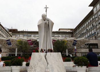 El Papa tuvo fiebre pero sus análisis son buenos y sigue su recuperación