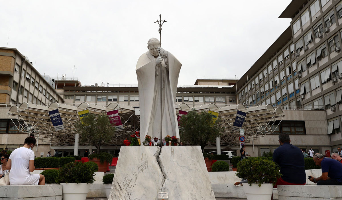 El Papa tuvo fiebre pero sus análisis son buenos y sigue su recuperación