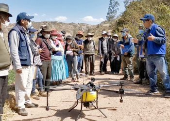 Usan dron fumigador en el agro paceño