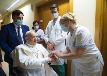 El Papa seguirá internado en el hospital de Roma ‘unos días más’