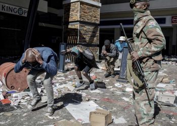 La ola de violencia y saqueos no cede, ya son 45 los muertos en Sudáfrica