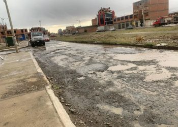 Una vía de El Alto con baches y deterioro. FOTO: Vicepresidencia del Concejo