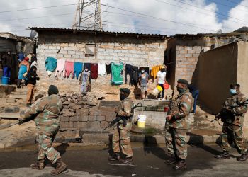 Al menos 117 muertos por violencia en Sudáfrica, que alista despliegue masivo del ejército