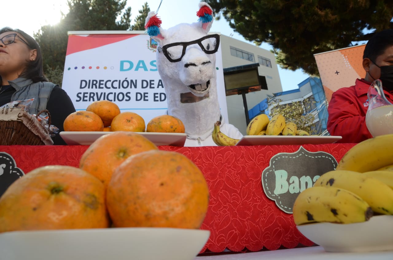 Desde mañana, la Alcaldía de El Alto incorporará la naranja y la mandarina al menú del desayuno escolar.