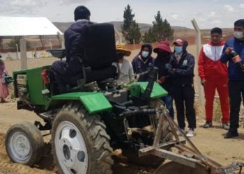 Limbert, el joven bachiller que fabricó un tractor para labores agrícolas