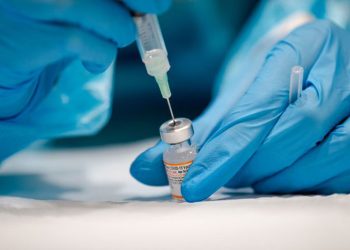 Riesgo ‘de alto a muy alto’ de que variante ómicron se propague en Europa