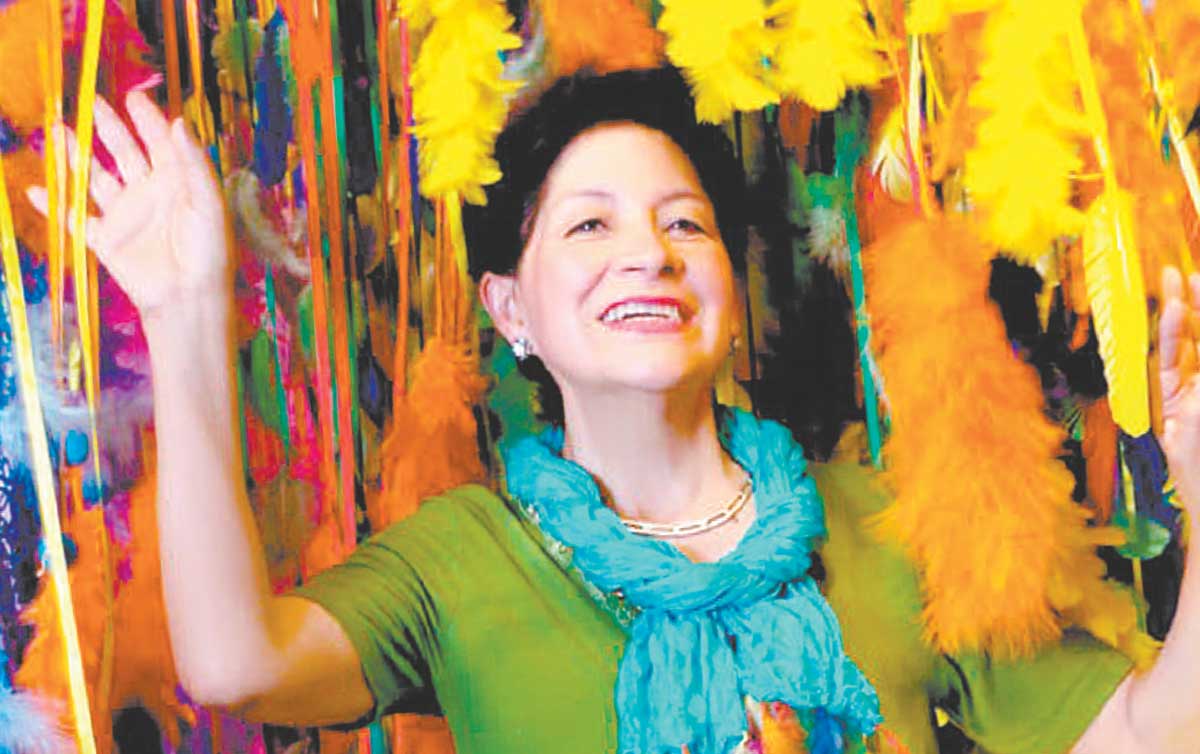 Alexandra Bravo, artesana de plumas