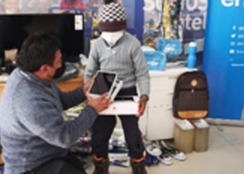 Entregan una Tablet con señal Wi-Fi al niño que pasaba clases en las puertas de Entel en Uyuni